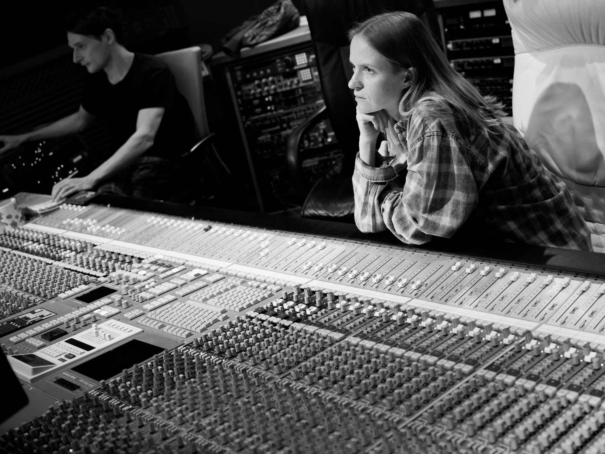 Майя Ву за микшерным пультом в студии / Maya Vu in the studio